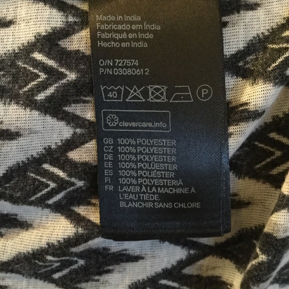 H&M Black & White Patterned Blouse w/ 3 Buttons - Picture 6 of 6